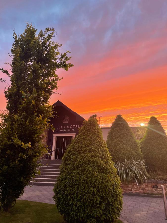 The Valley Hotel & Carriage Gardens Fivemiletown Екстериор снимка