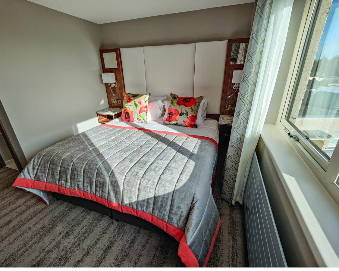 The Valley Hotel & Carriage Gardens Fivemiletown Екстериор снимка