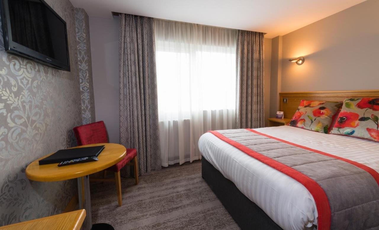 The Valley Hotel & Carriage Gardens Fivemiletown Екстериор снимка