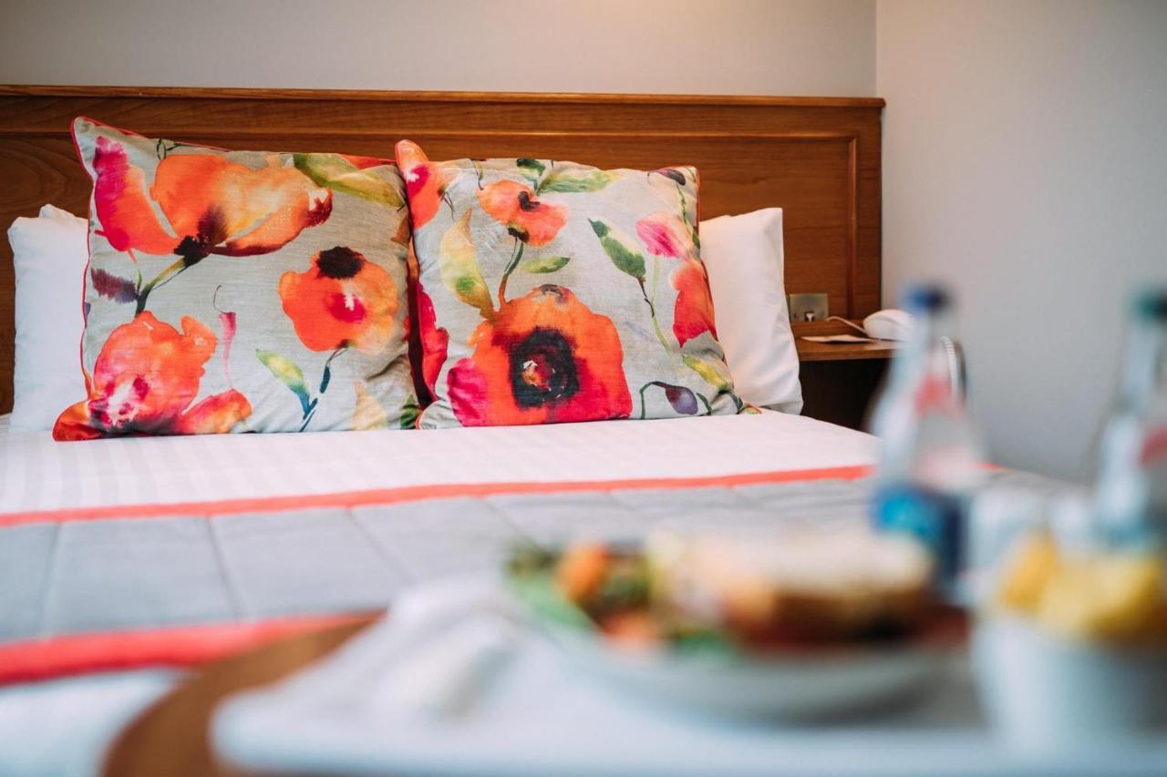 The Valley Hotel & Carriage Gardens Fivemiletown Екстериор снимка