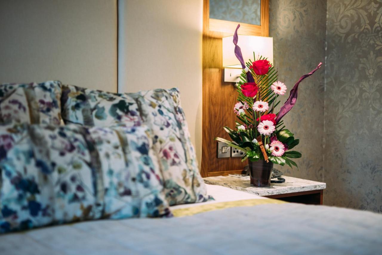 The Valley Hotel & Carriage Gardens Fivemiletown Екстериор снимка