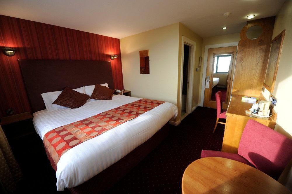The Valley Hotel & Carriage Gardens Fivemiletown Екстериор снимка