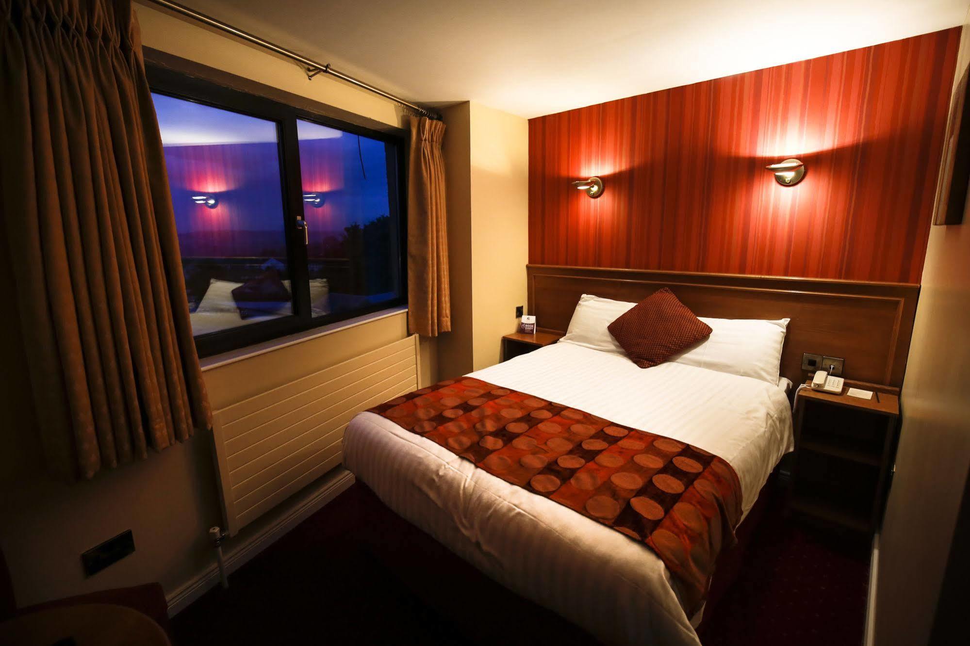 The Valley Hotel & Carriage Gardens Fivemiletown Екстериор снимка