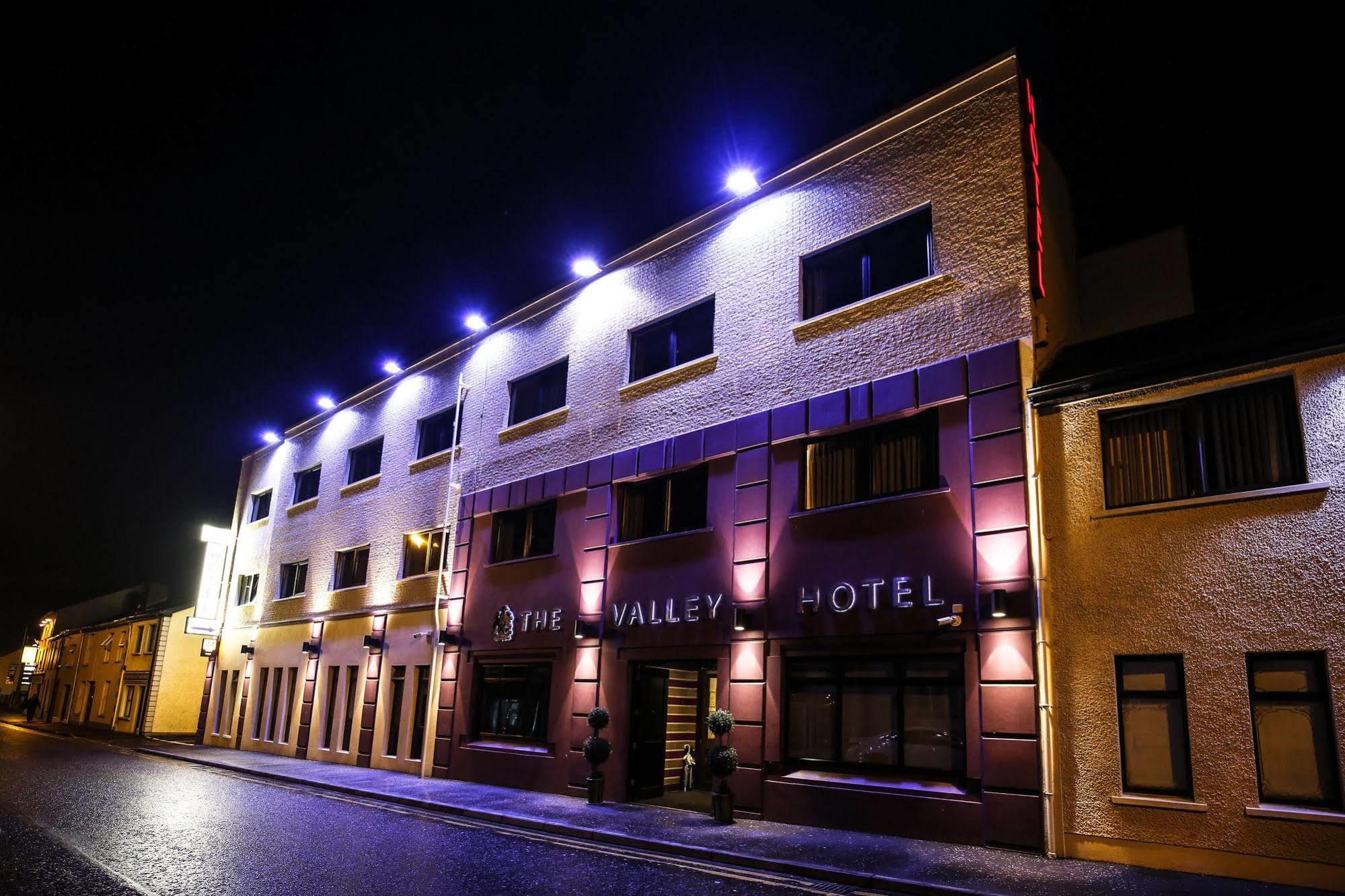 The Valley Hotel & Carriage Gardens Fivemiletown Екстериор снимка